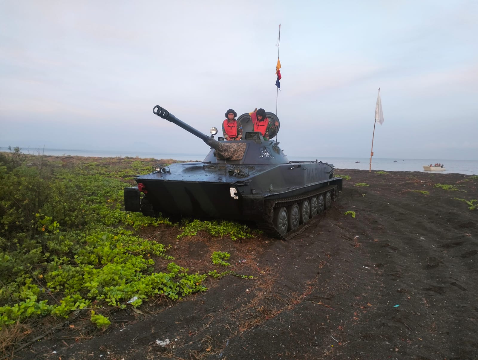 Ranpur Batalyon Tank Amfibi 2 Marinir Hancurkan Sasaran Pasrat